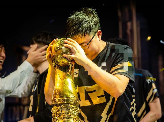 星空体育app-Uzi重返赛场，晋级下一阶段首场状态出色，篮网观众沸腾！赛场气氛高涨的简单介绍-星空体育app